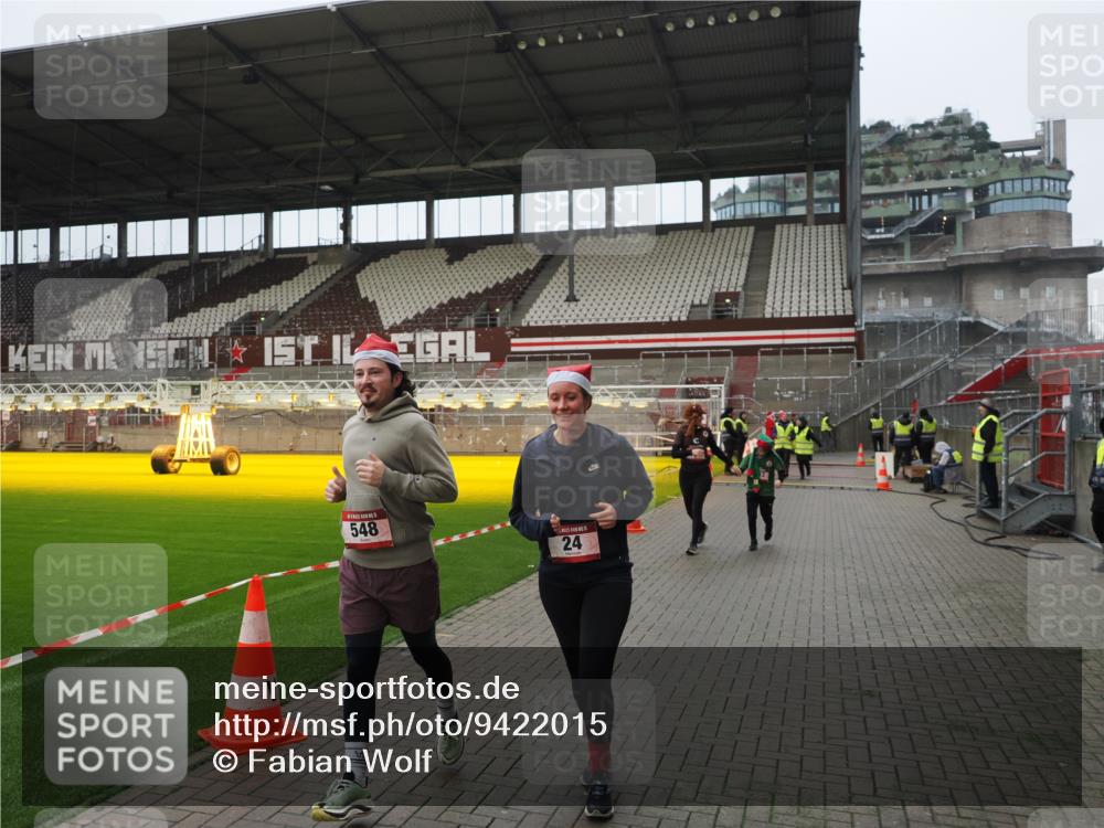 07.12.2025 - St. Pauli X-Mass-Run No. 15 Fabian Wolf http://msf.ph/oto/9422015 07.12.2025 11:49:01 Ziel 24, 146, 244, 548, 701, 703, 1966, 1967 meine-sportfotos.de