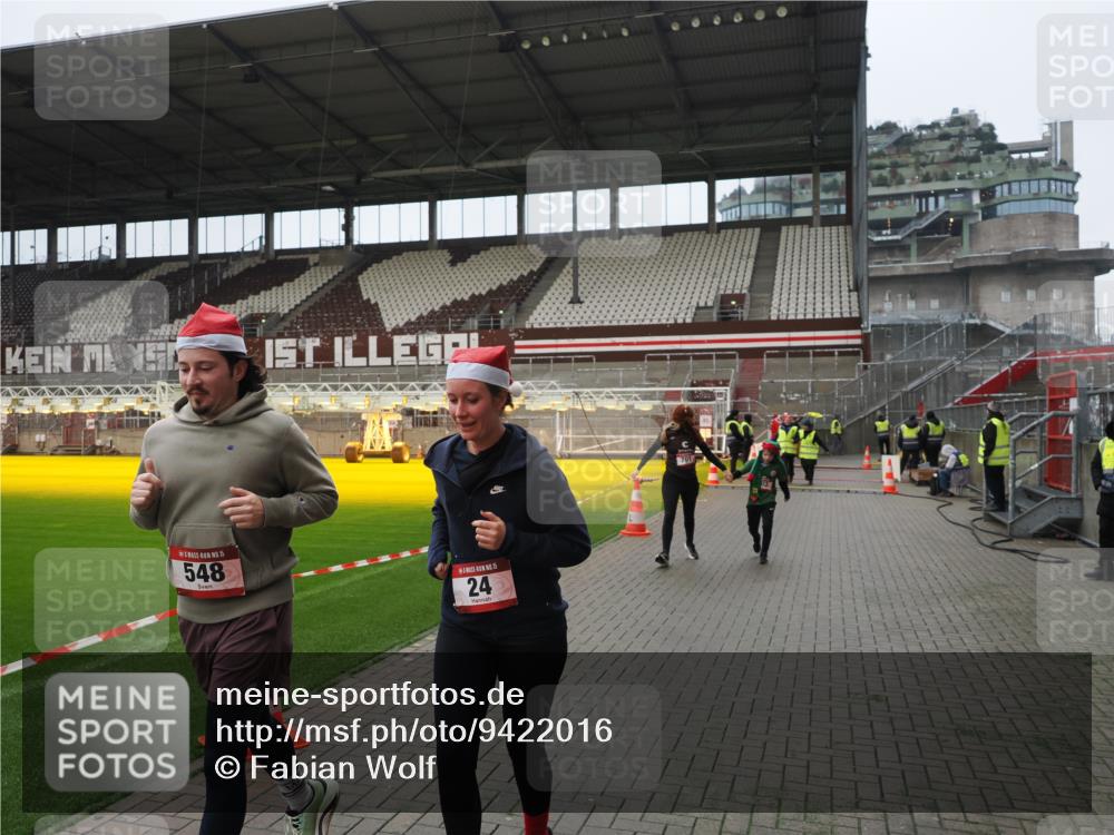 07.12.2025 - St. Pauli X-Mass-Run No. 15 Fabian Wolf http://msf.ph/oto/9422016 07.12.2025 11:49:02 Ziel 24, 146, 244, 548, 701, 703, 1966 meine-sportfotos.de