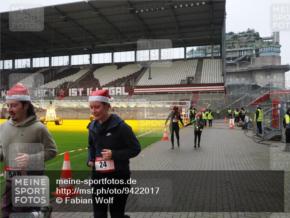 07.12.2025 - St. Pauli X-Mass-Run No. 15 Fabian Wolf http://msf.ph/oto/9422017 07.12.2025 11:49:02 Ziel 24, 146, 244, 548, 701, 703, 1966 meine-sportfotos.de