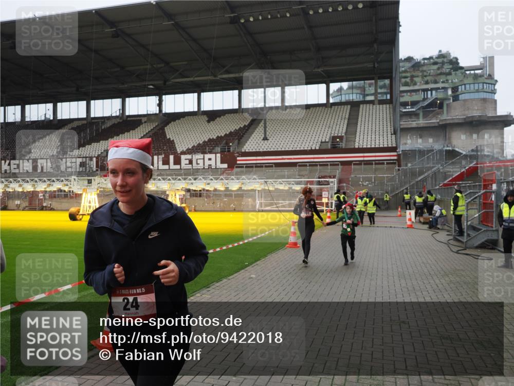 07.12.2025 - St. Pauli X-Mass-Run No. 15 Fabian Wolf http://msf.ph/oto/9422018 07.12.2025 11:49:02 Ziel 24, 146, 244, 548, 701, 703, 1966 meine-sportfotos.de