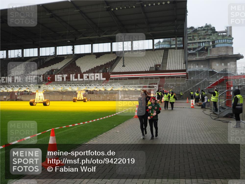 07.12.2025 - St. Pauli X-Mass-Run No. 15 Fabian Wolf http://msf.ph/oto/9422019 07.12.2025 11:49:04 Ziel 24, 146, 244, 548, 701, 703 meine-sportfotos.de