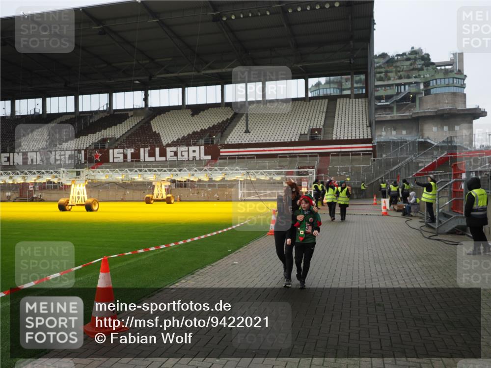 07.12.2025 - St. Pauli X-Mass-Run No. 15 Fabian Wolf http://msf.ph/oto/9422021 07.12.2025 11:49:04 Ziel 24, 146, 244, 548, 701, 703 meine-sportfotos.de