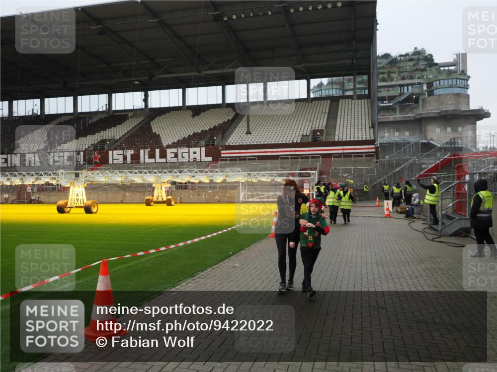 07.12.2025 - St. Pauli X-Mass-Run No. 15 Fabian Wolf http://msf.ph/oto/9422022 07.12.2025 11:49:04 Ziel 24, 146, 244, 548, 701, 703 meine-sportfotos.de