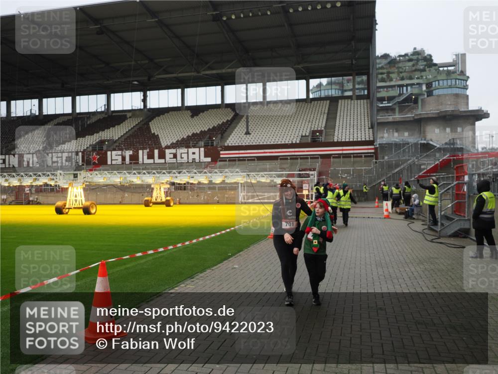07.12.2025 - St. Pauli X-Mass-Run No. 15 Fabian Wolf http://msf.ph/oto/9422023 07.12.2025 11:49:05 Ziel 24, 146, 244, 548, 701, 703 meine-sportfotos.de