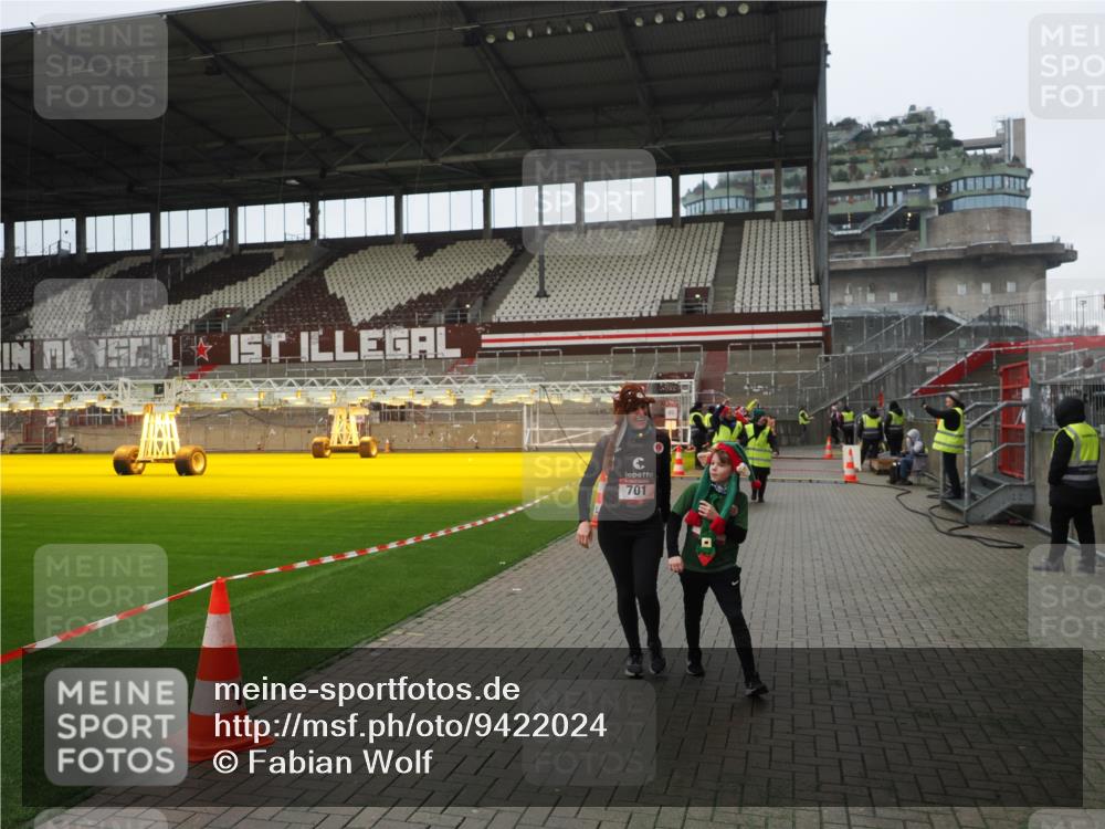 07.12.2025 - St. Pauli X-Mass-Run No. 15 Fabian Wolf http://msf.ph/oto/9422024 07.12.2025 11:49:05 Ziel 24, 146, 244, 548, 701, 703 meine-sportfotos.de