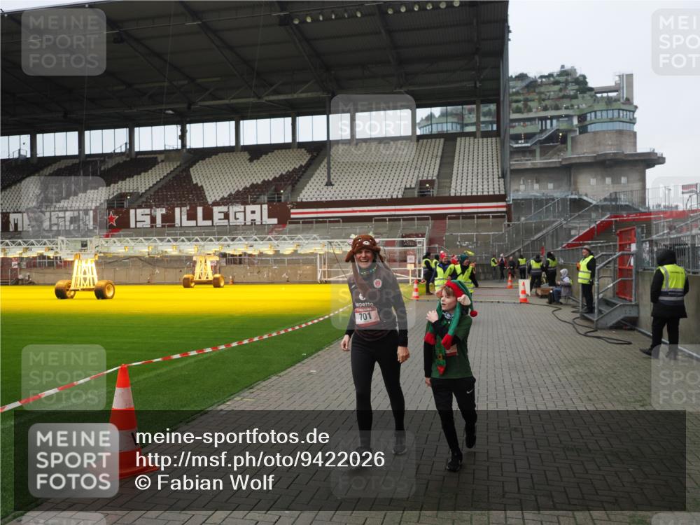 07.12.2025 - St. Pauli X-Mass-Run No. 15 Fabian Wolf http://msf.ph/oto/9422026 07.12.2025 11:49:05 Ziel 24, 146, 244, 548, 701, 703 meine-sportfotos.de