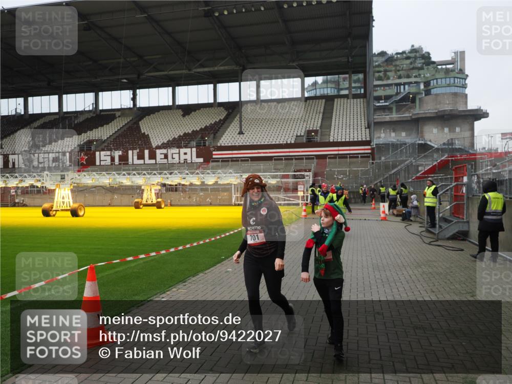 07.12.2025 - St. Pauli X-Mass-Run No. 15 Fabian Wolf http://msf.ph/oto/9422027 07.12.2025 11:49:05 Ziel 24, 146, 244, 548, 701, 703 meine-sportfotos.de
