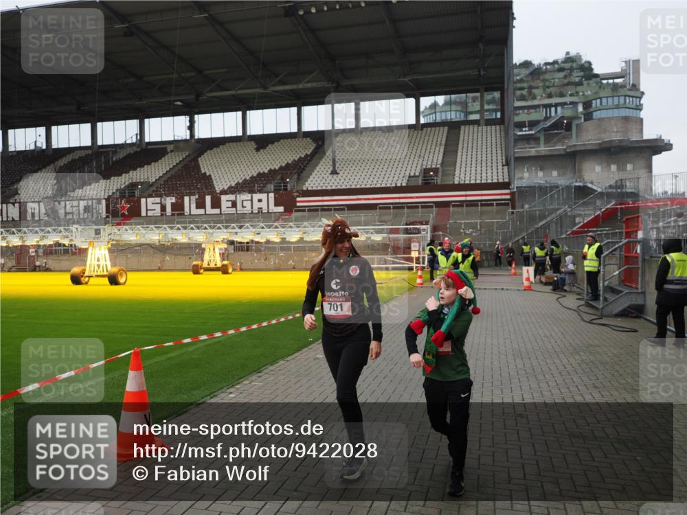 07.12.2025 - St. Pauli X-Mass-Run No. 15 Fabian Wolf http://msf.ph/oto/9422028 07.12.2025 11:49:06 Ziel 24, 146, 244, 548, 701, 703 meine-sportfotos.de