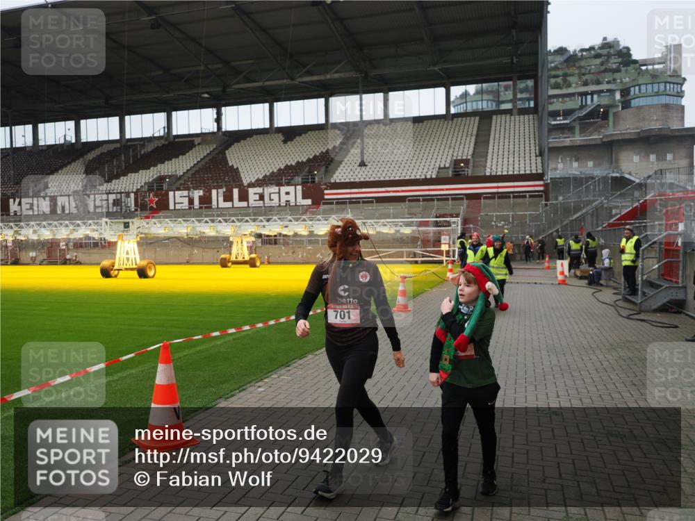 07.12.2025 - St. Pauli X-Mass-Run No. 15 Fabian Wolf http://msf.ph/oto/9422029 07.12.2025 11:49:06 Ziel 24, 146, 244, 548, 701, 703 meine-sportfotos.de