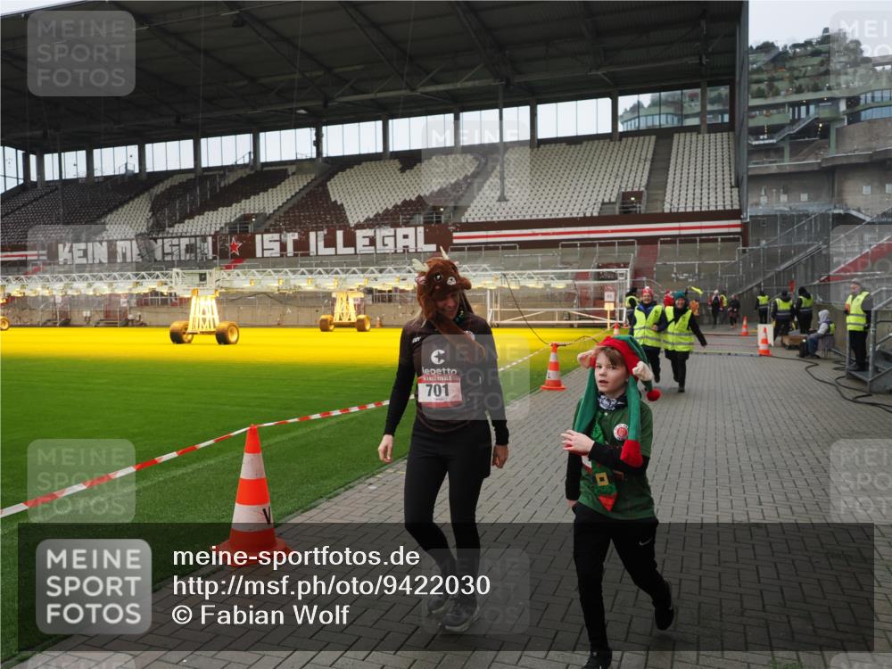 07.12.2025 - St. Pauli X-Mass-Run No. 15 Fabian Wolf http://msf.ph/oto/9422030 07.12.2025 11:49:06 Ziel 24, 146, 244, 548, 701, 703 meine-sportfotos.de