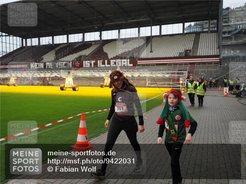 07.12.2025 - St. Pauli X-Mass-Run No. 15 Fabian Wolf http://msf.ph/oto/9422031 07.12.2025 11:49:06 Ziel 24, 146, 244, 548, 701, 703 meine-sportfotos.de