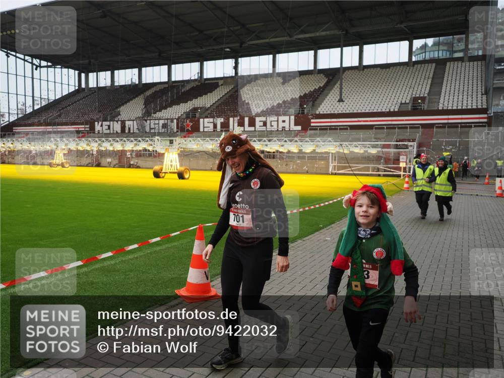 07.12.2025 - St. Pauli X-Mass-Run No. 15 Fabian Wolf http://msf.ph/oto/9422032 07.12.2025 11:49:06 Ziel 24, 146, 244, 548, 701, 703 meine-sportfotos.de