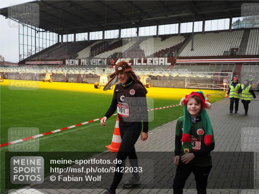 07.12.2025 - St. Pauli X-Mass-Run No. 15 Fabian Wolf http://msf.ph/oto/9422033 07.12.2025 11:49:07 Ziel 24, 146, 244, 548, 701, 703 meine-sportfotos.de