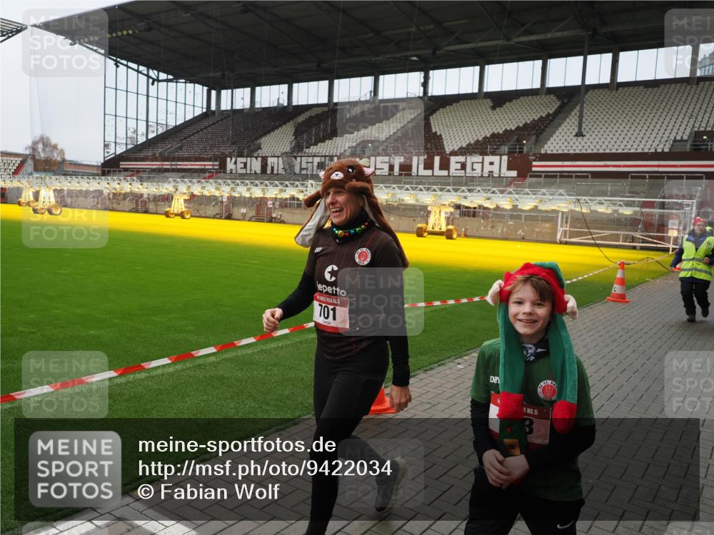 07.12.2025 - St. Pauli X-Mass-Run No. 15 Fabian Wolf http://msf.ph/oto/9422034 07.12.2025 11:49:07 Ziel 24, 146, 244, 548, 701, 703 meine-sportfotos.de