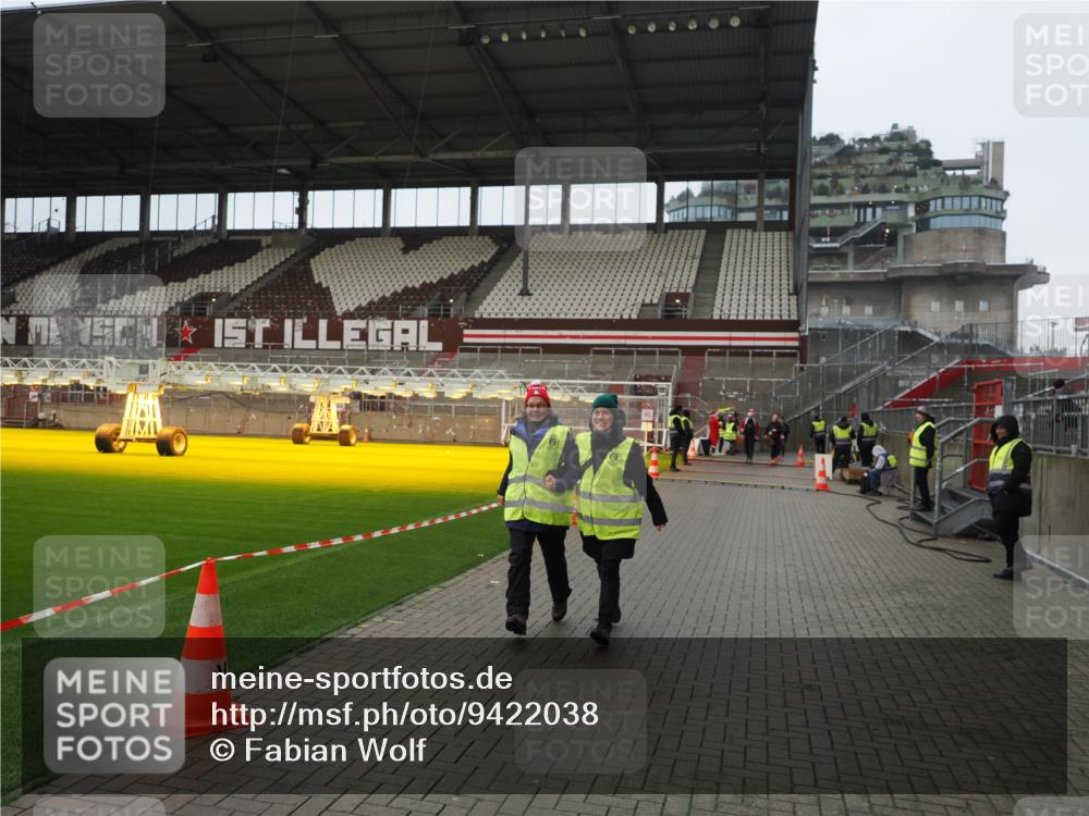07.12.2025 - St. Pauli X-Mass-Run No. 15 Fabian Wolf http://msf.ph/oto/9422038 07.12.2025 11:49:09 Ziel 24, 146, 244, 548, 701, 703 meine-sportfotos.de