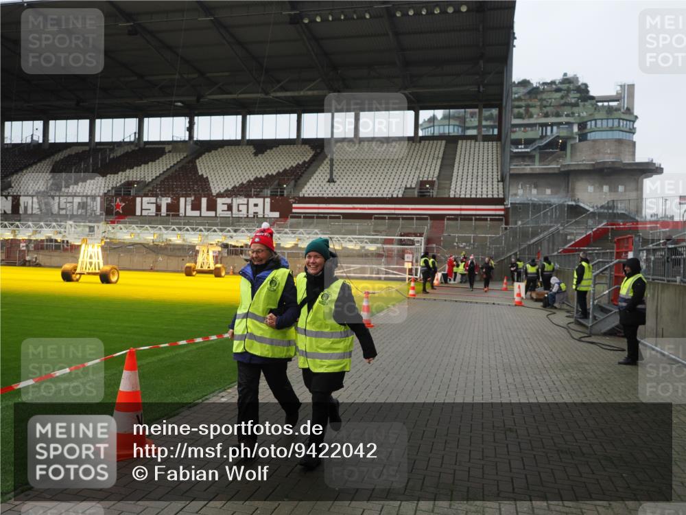 07.12.2025 - St. Pauli X-Mass-Run No. 15 Fabian Wolf http://msf.ph/oto/9422042 07.12.2025 11:49:10 Ziel 24, 146, 548, 701, 703 meine-sportfotos.de