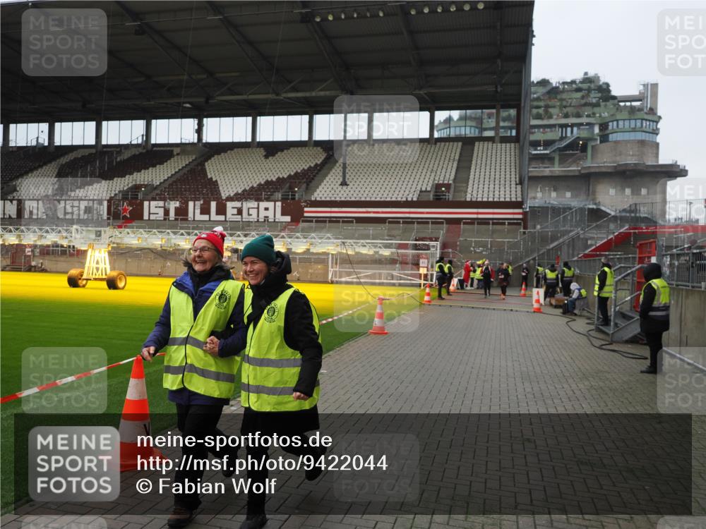 07.12.2025 - St. Pauli X-Mass-Run No. 15 Fabian Wolf http://msf.ph/oto/9422044 07.12.2025 11:49:10 Ziel 24, 146, 548, 701, 703 meine-sportfotos.de