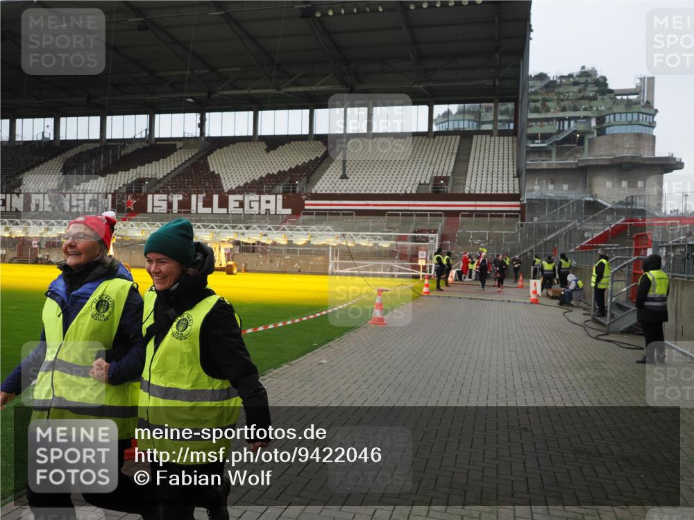 07.12.2025 - St. Pauli X-Mass-Run No. 15 Fabian Wolf http://msf.ph/oto/9422046 07.12.2025 11:49:11 Ziel 24, 548, 701, 703, 1992, 1993 meine-sportfotos.de