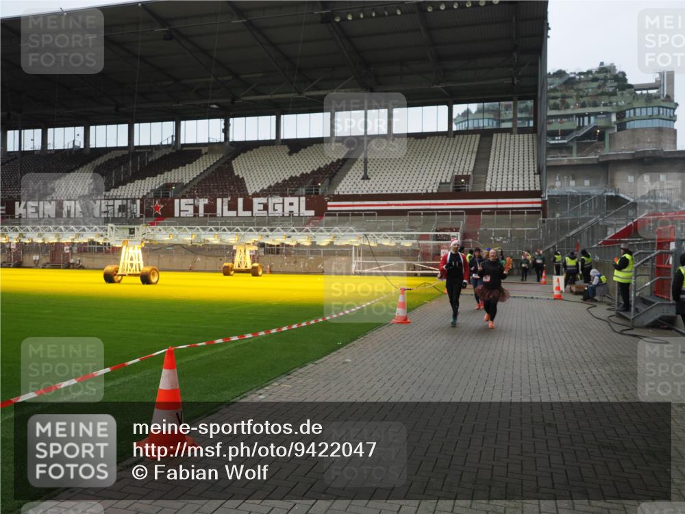 07.12.2025 - St. Pauli X-Mass-Run No. 15 Fabian Wolf http://msf.ph/oto/9422047 07.12.2025 11:49:17 Ziel 360, 701, 703, 1992, 1993, 4601 meine-sportfotos.de