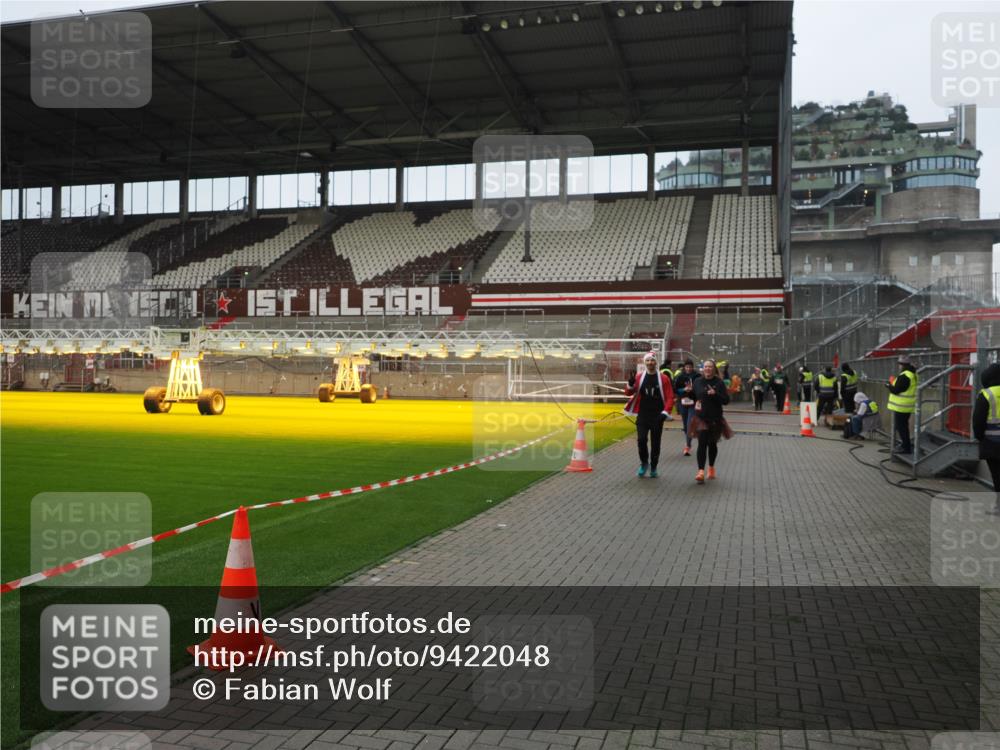 07.12.2025 - St. Pauli X-Mass-Run No. 15 Fabian Wolf http://msf.ph/oto/9422048 07.12.2025 11:49:17 Ziel 360, 701, 703, 1992, 1993, 4601 meine-sportfotos.de