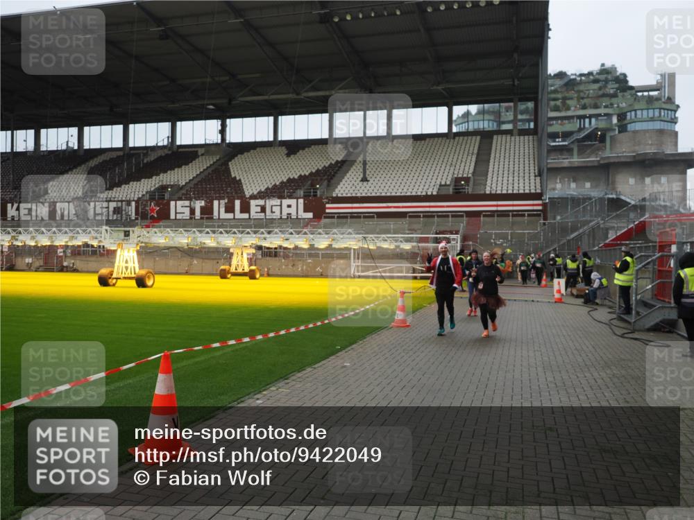 07.12.2025 - St. Pauli X-Mass-Run No. 15 Fabian Wolf http://msf.ph/oto/9422049 07.12.2025 11:49:17 Ziel 360, 701, 703, 1992, 1993, 4601 meine-sportfotos.de