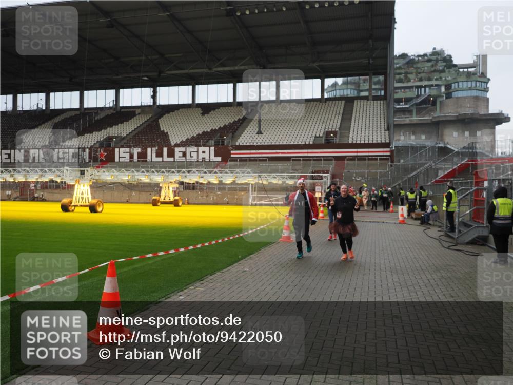 07.12.2025 - St. Pauli X-Mass-Run No. 15 Fabian Wolf http://msf.ph/oto/9422050 07.12.2025 11:49:18 Ziel 360, 1992, 1993, 4601 meine-sportfotos.de