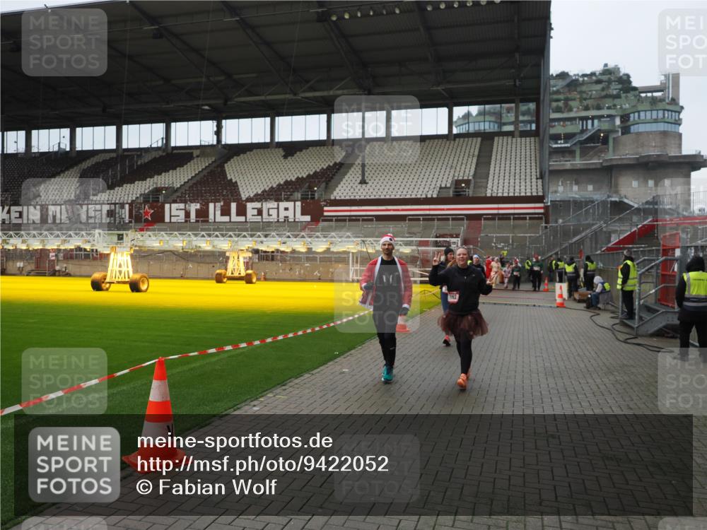 07.12.2025 - St. Pauli X-Mass-Run No. 15 Fabian Wolf http://msf.ph/oto/9422052 07.12.2025 11:49:19 Ziel 360, 1992, 1993, 4601 meine-sportfotos.de