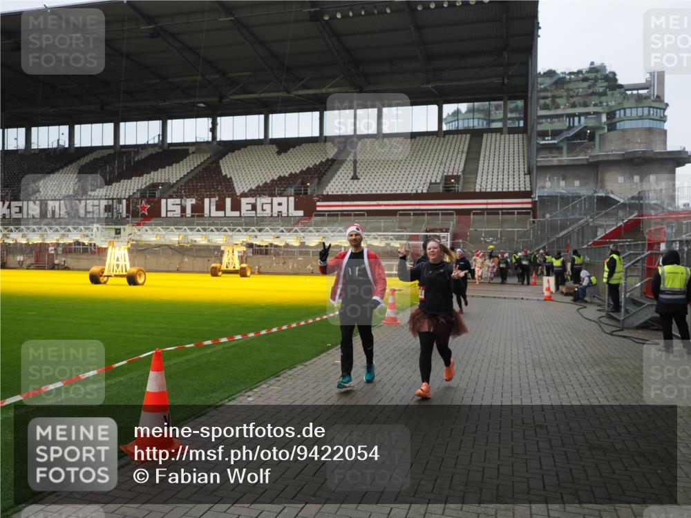 07.12.2025 - St. Pauli X-Mass-Run No. 15 Fabian Wolf http://msf.ph/oto/9422054 07.12.2025 11:49:19 Ziel 360, 1992, 1993, 4601 meine-sportfotos.de