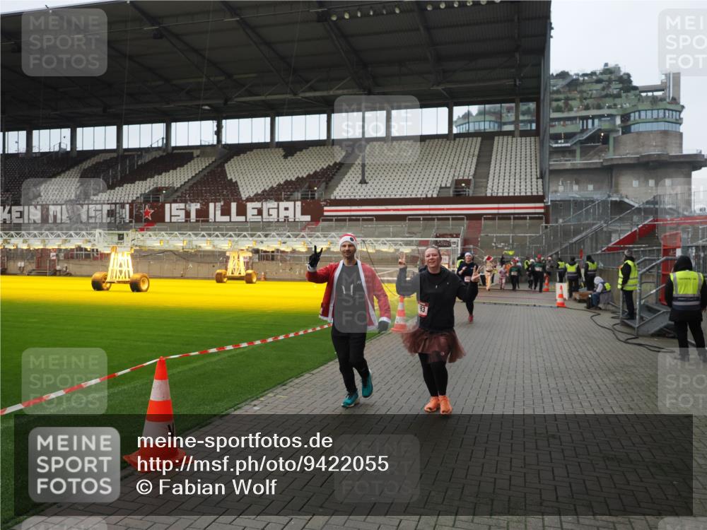07.12.2025 - St. Pauli X-Mass-Run No. 15 Fabian Wolf http://msf.ph/oto/9422055 07.12.2025 11:49:20 Ziel 360, 1992, 1993, 4601 meine-sportfotos.de