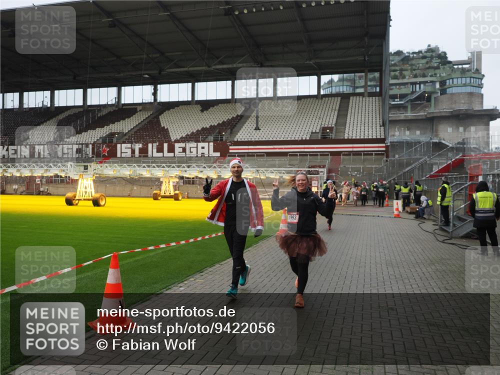 07.12.2025 - St. Pauli X-Mass-Run No. 15 Fabian Wolf http://msf.ph/oto/9422056 07.12.2025 11:49:20 Ziel 360, 1992, 1993, 4601 meine-sportfotos.de