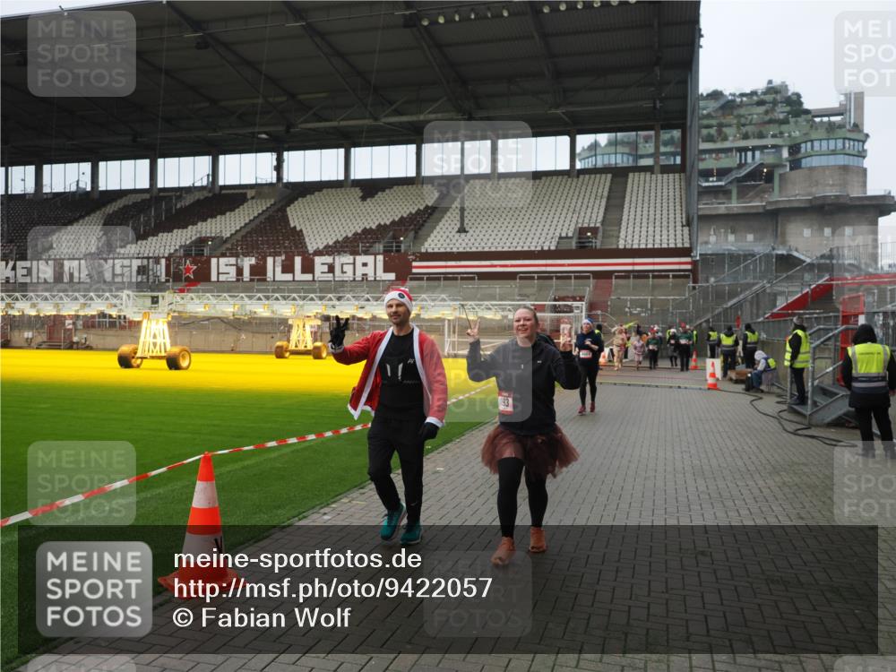 07.12.2025 - St. Pauli X-Mass-Run No. 15 Fabian Wolf http://msf.ph/oto/9422057 07.12.2025 11:49:20 Ziel 360, 1992, 1993, 4601 meine-sportfotos.de