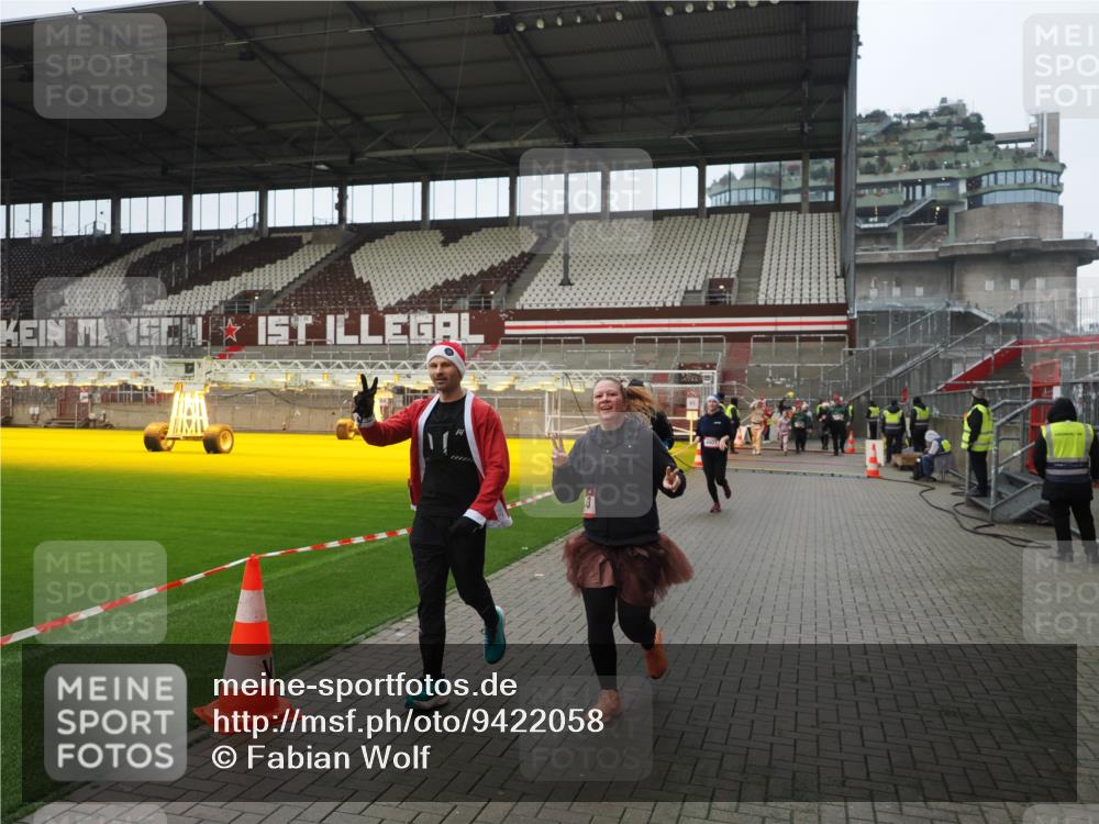 07.12.2025 - St. Pauli X-Mass-Run No. 15 Fabian Wolf http://msf.ph/oto/9422058 07.12.2025 11:49:20 Ziel 360, 1992, 1993, 4601 meine-sportfotos.de