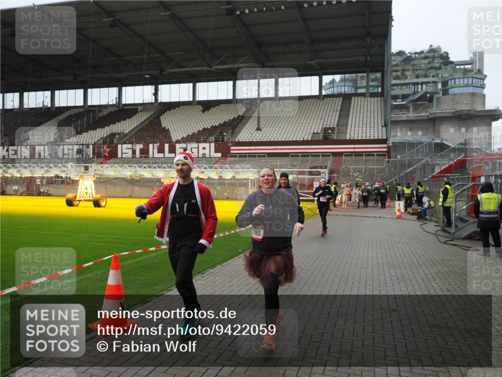 07.12.2025 - St. Pauli X-Mass-Run No. 15 Fabian Wolf http://msf.ph/oto/9422059 07.12.2025 11:49:20 Ziel 360, 1992, 1993, 4601 meine-sportfotos.de