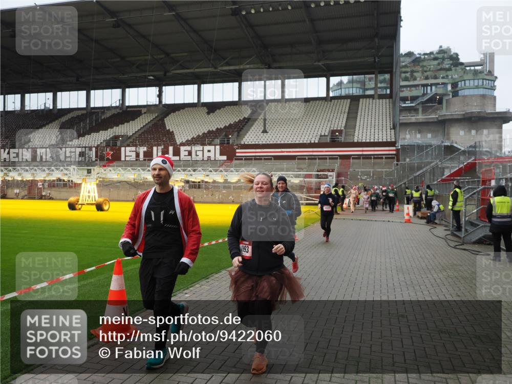 07.12.2025 - St. Pauli X-Mass-Run No. 15 Fabian Wolf http://msf.ph/oto/9422060 07.12.2025 11:49:21 Ziel 360, 1992, 1993, 3421, 3424, 4601, 4643 meine-sportfotos.de