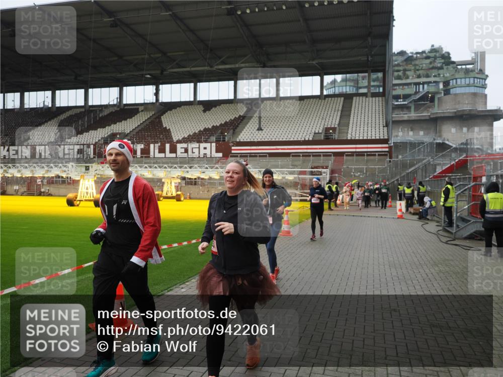 07.12.2025 - St. Pauli X-Mass-Run No. 15 Fabian Wolf http://msf.ph/oto/9422061 07.12.2025 11:49:21 Ziel 360, 1992, 1993, 3421, 3424, 4601, 4643 meine-sportfotos.de