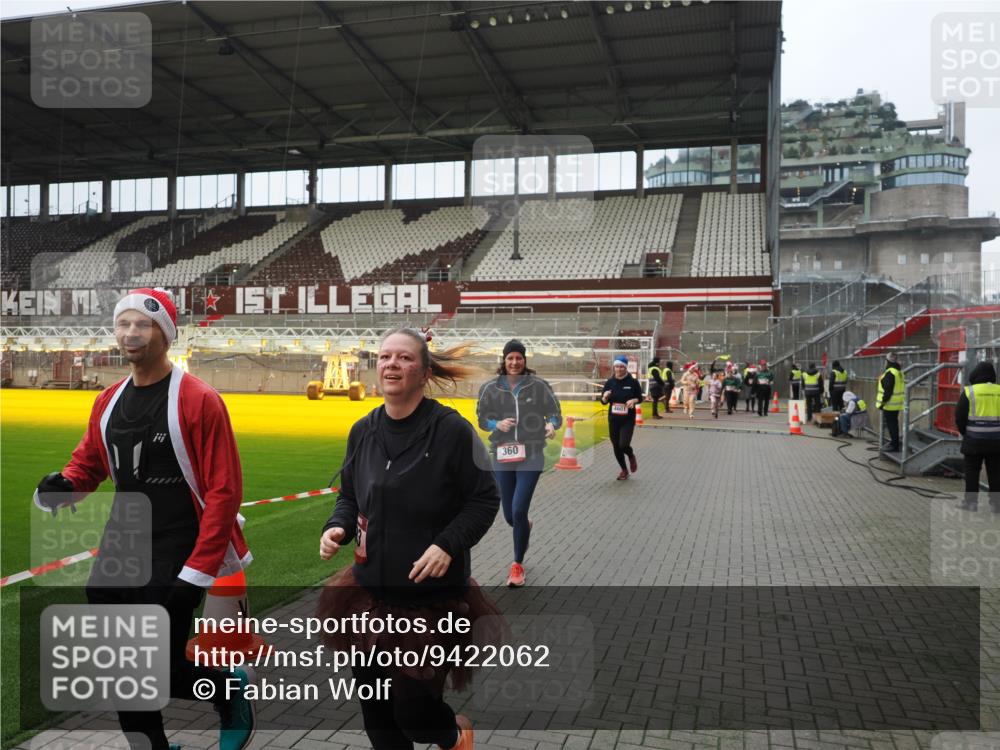 07.12.2025 - St. Pauli X-Mass-Run No. 15 Fabian Wolf http://msf.ph/oto/9422062 07.12.2025 11:49:21 Ziel 360, 1992, 1993, 3421, 3424, 4601, 4643 meine-sportfotos.de
