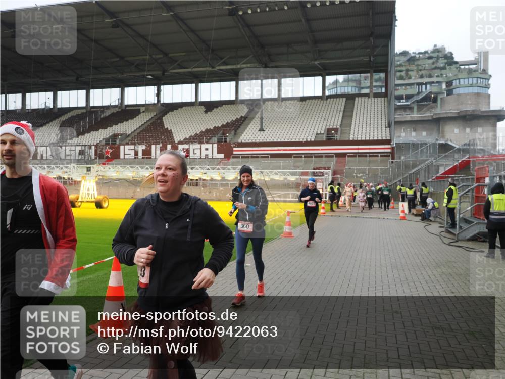 07.12.2025 - St. Pauli X-Mass-Run No. 15 Fabian Wolf http://msf.ph/oto/9422063 07.12.2025 11:49:21 Ziel 360, 1992, 1993, 3421, 3424, 4601, 4643 meine-sportfotos.de