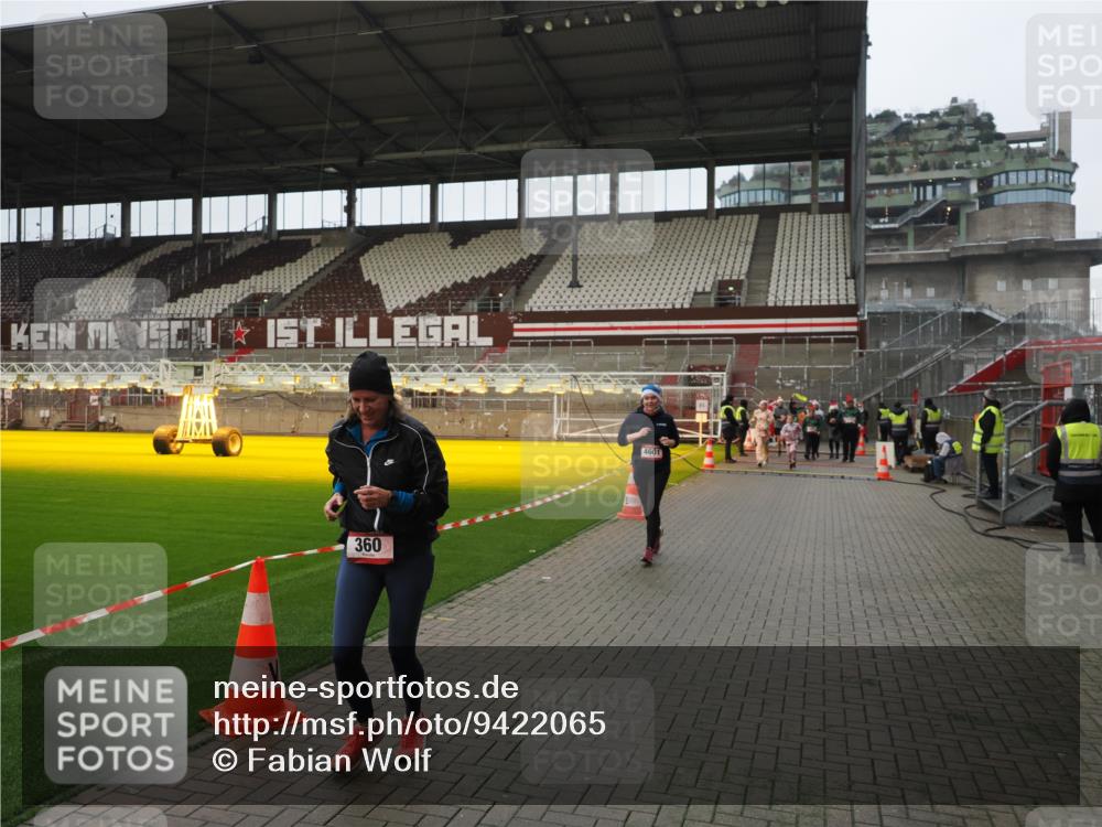07.12.2025 - St. Pauli X-Mass-Run No. 15 Fabian Wolf http://msf.ph/oto/9422065 07.12.2025 11:49:22 Ziel 360, 1992, 1993, 2344, 3421, 3424, 4601, 4643, 4646 meine-sportfotos.de