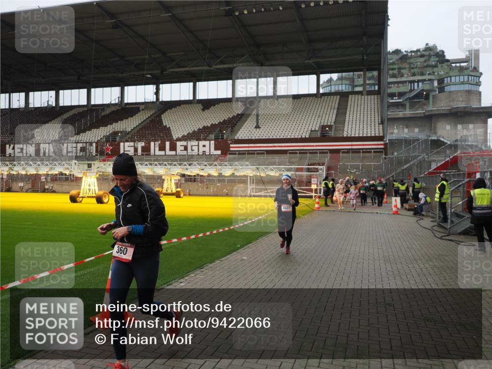 07.12.2025 - St. Pauli X-Mass-Run No. 15 Fabian Wolf http://msf.ph/oto/9422066 07.12.2025 11:49:22 Ziel 360, 1992, 1993, 2344, 3421, 3424, 4601, 4643, 4646 meine-sportfotos.de