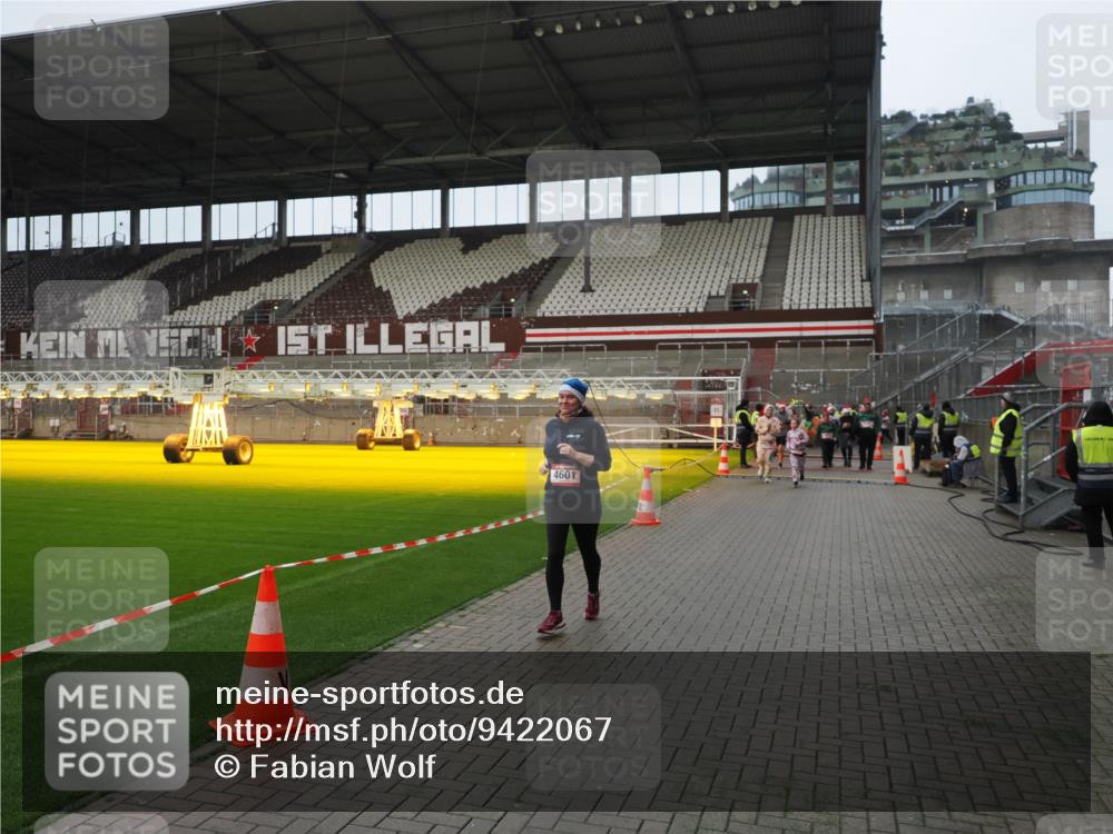 07.12.2025 - St. Pauli X-Mass-Run No. 15 Fabian Wolf http://msf.ph/oto/9422067 07.12.2025 11:49:23 Ziel 360, 1992, 1993, 2003, 2344, 2346, 3421, 3424, 4601, 4643, 4646 meine-sportfotos.de