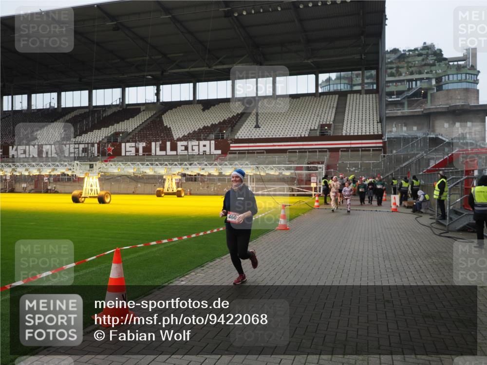 07.12.2025 - St. Pauli X-Mass-Run No. 15 Fabian Wolf http://msf.ph/oto/9422068 07.12.2025 11:49:23 Ziel 360, 1992, 1993, 2003, 2344, 2346, 3421, 3424, 4601, 4643, 4646 meine-sportfotos.de