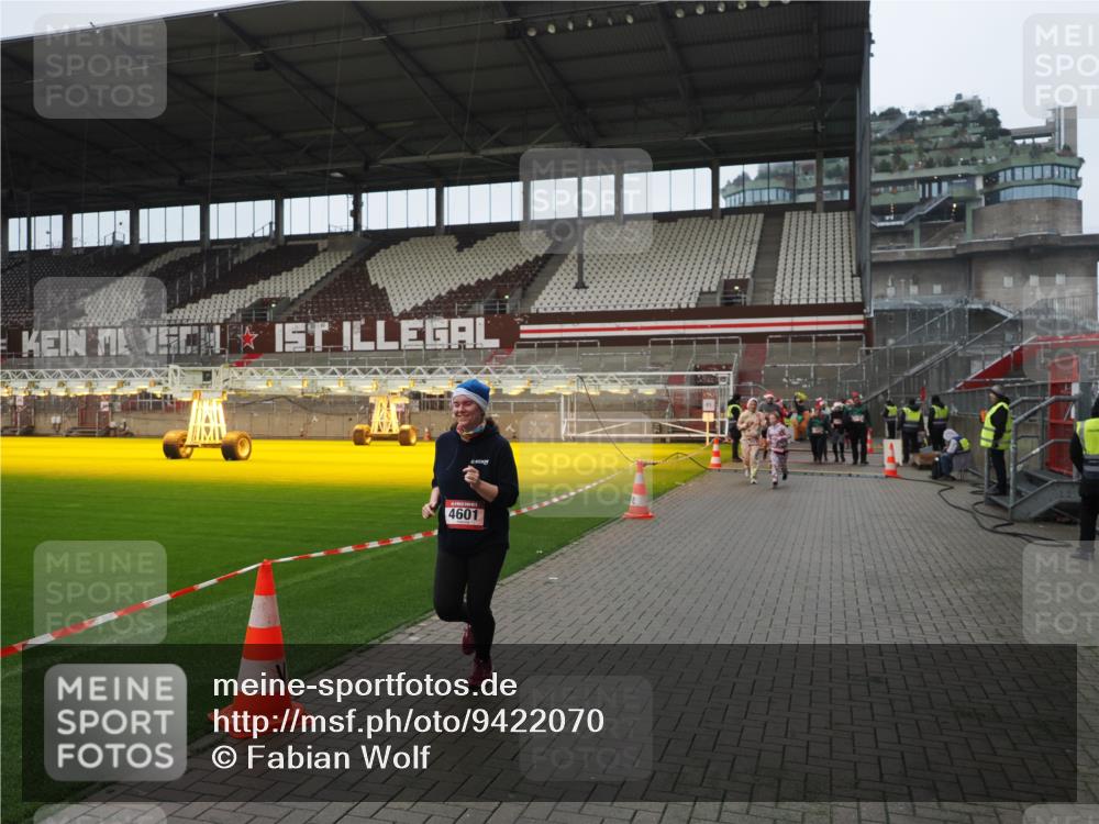 07.12.2025 - St. Pauli X-Mass-Run No. 15 Fabian Wolf http://msf.ph/oto/9422070 07.12.2025 11:49:24 Ziel 360, 1992, 1993, 2003, 2344, 2346, 3421, 3424, 4601, 4643, 4646 meine-sportfotos.de
