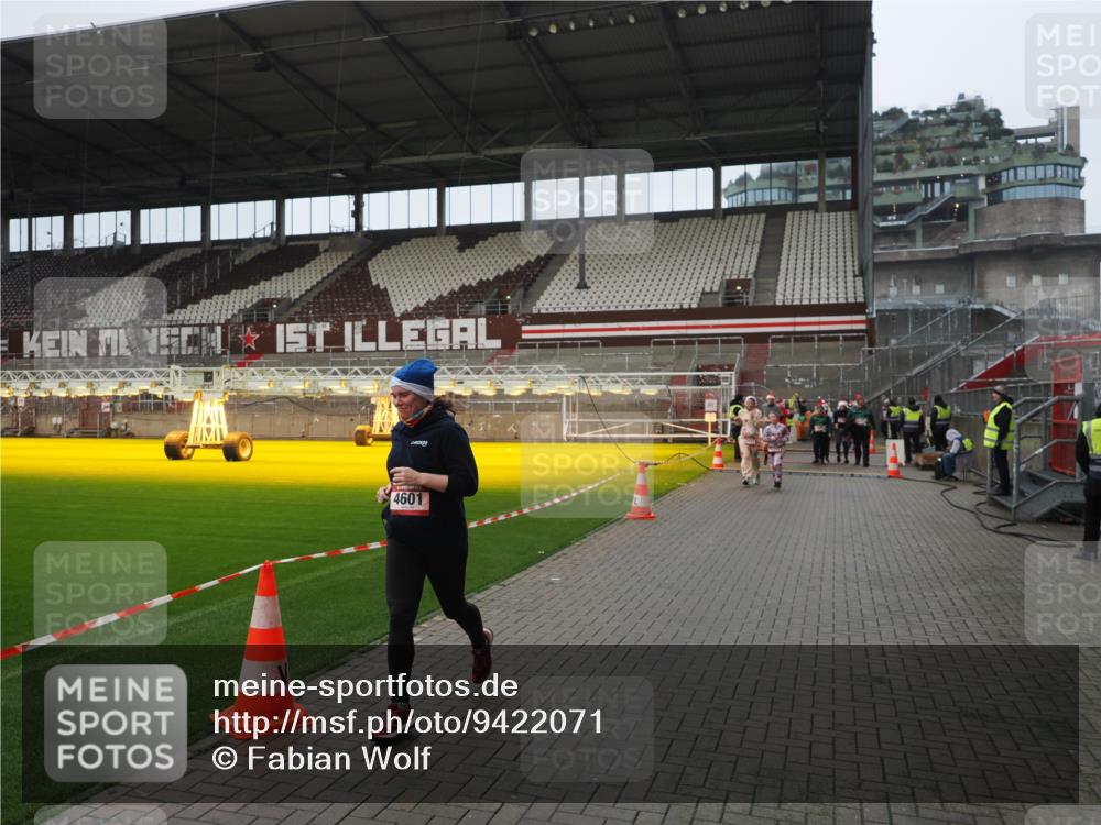 07.12.2025 - St. Pauli X-Mass-Run No. 15 Fabian Wolf http://msf.ph/oto/9422071 07.12.2025 11:49:24 Ziel 360, 1992, 1993, 2003, 2344, 2346, 3421, 3424, 4601, 4643, 4646 meine-sportfotos.de