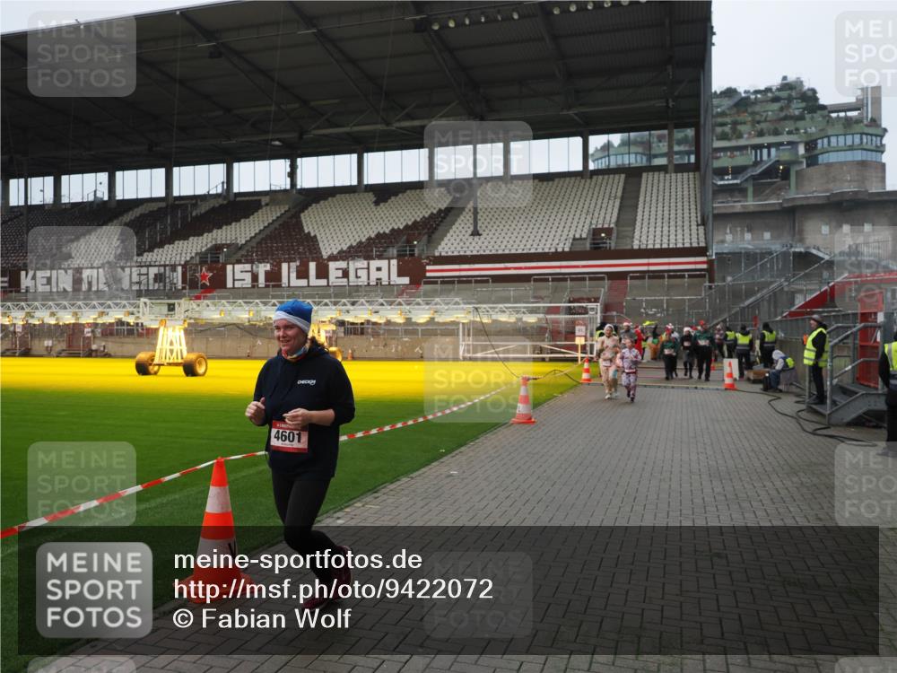 07.12.2025 - St. Pauli X-Mass-Run No. 15 Fabian Wolf http://msf.ph/oto/9422072 07.12.2025 11:49:24 Ziel 360, 1992, 1993, 2003, 2344, 2346, 3421, 3424, 4601, 4643, 4646 meine-sportfotos.de