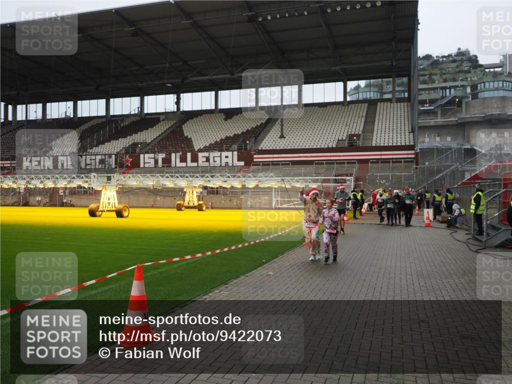 07.12.2025 - St. Pauli X-Mass-Run No. 15 Fabian Wolf http://msf.ph/oto/9422073 07.12.2025 11:49:27 Ziel 360, 1992, 1993, 2003, 2344, 2346, 3421, 3424, 3665, 3685, 4601, 4643, 4646 meine-sportfotos.de