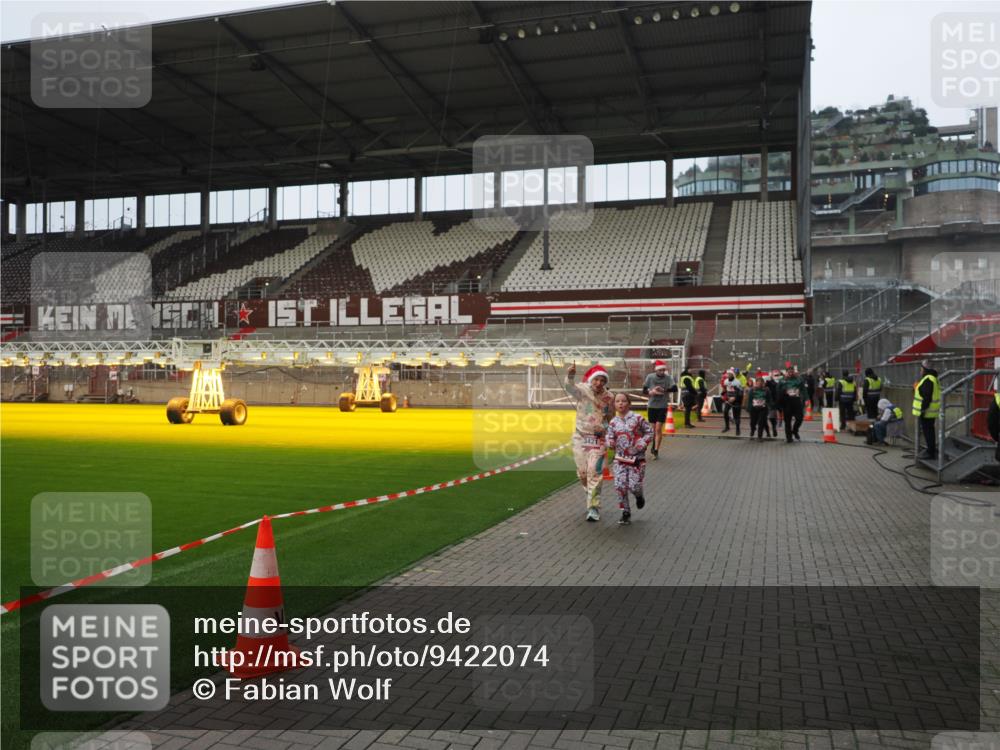 07.12.2025 - St. Pauli X-Mass-Run No. 15 Fabian Wolf http://msf.ph/oto/9422074 07.12.2025 11:49:27 Ziel 360, 1992, 1993, 2003, 2344, 2346, 3421, 3424, 3665, 3685, 4601, 4643, 4646 meine-sportfotos.de