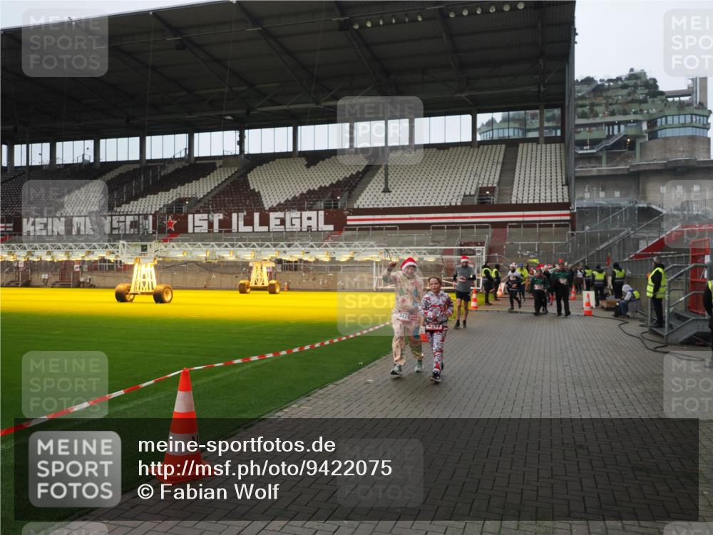 07.12.2025 - St. Pauli X-Mass-Run No. 15 Fabian Wolf http://msf.ph/oto/9422075 07.12.2025 11:49:27 Ziel 360, 1992, 1993, 2003, 2344, 2346, 3421, 3424, 3665, 3685, 4601, 4643, 4646 meine-sportfotos.de