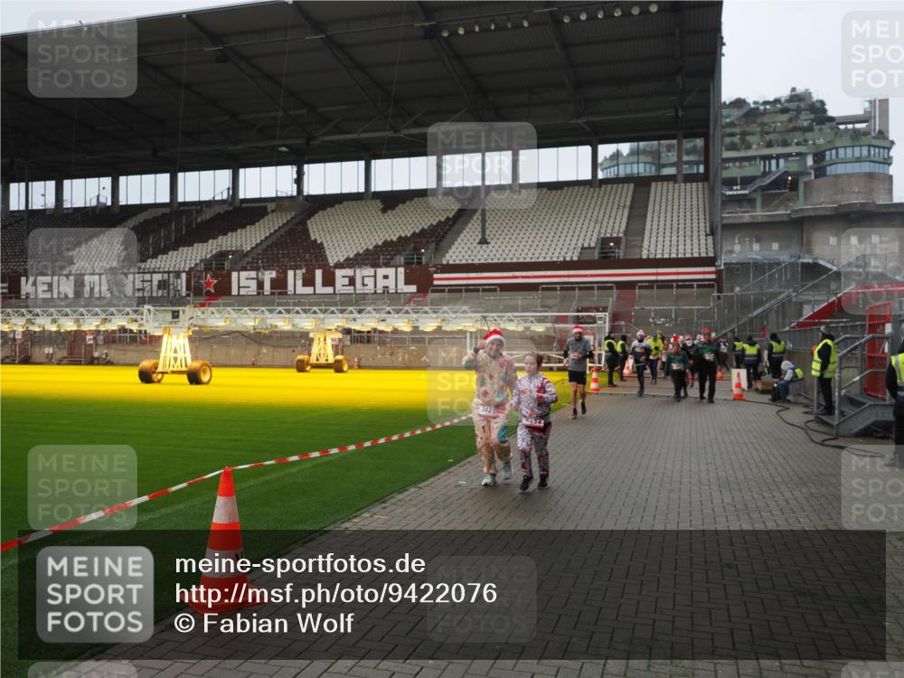 07.12.2025 - St. Pauli X-Mass-Run No. 15 Fabian Wolf http://msf.ph/oto/9422076 07.12.2025 11:49:27 Ziel 360, 1992, 1993, 2003, 2344, 2346, 3421, 3424, 3665, 3685, 4601, 4643, 4646 meine-sportfotos.de