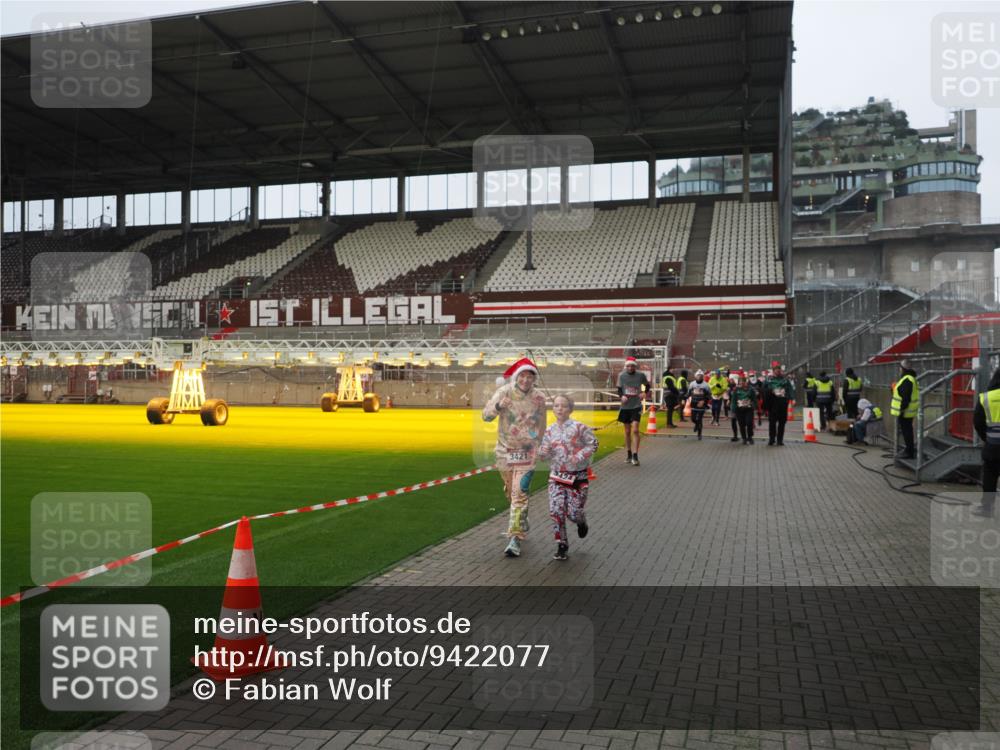 07.12.2025 - St. Pauli X-Mass-Run No. 15 Fabian Wolf http://msf.ph/oto/9422077 07.12.2025 11:49:27 Ziel 360, 1992, 1993, 2003, 2344, 2346, 3421, 3424, 3665, 3685, 4601, 4643, 4646 meine-sportfotos.de