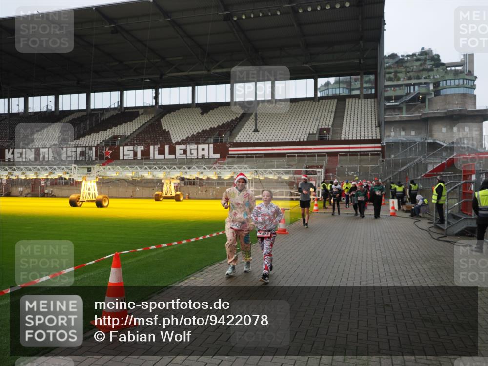 07.12.2025 - St. Pauli X-Mass-Run No. 15 Fabian Wolf http://msf.ph/oto/9422078 07.12.2025 11:49:28 Ziel 360, 1992, 1993, 2003, 2344, 2346, 3421, 3424, 3665, 3685, 4601, 4643, 4646 meine-sportfotos.de